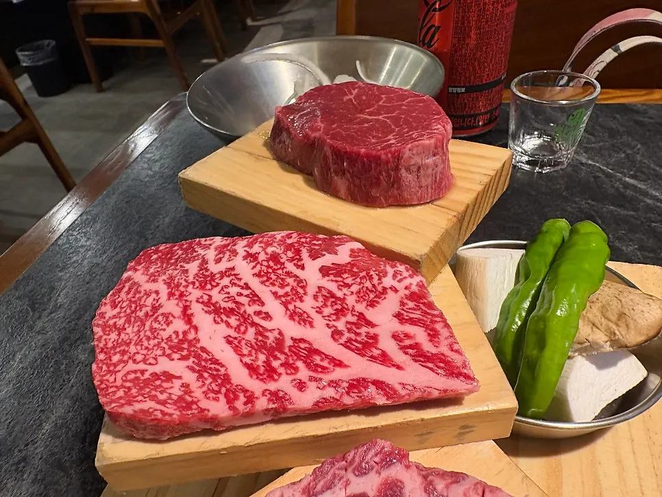 Premium assorted hanwoo set, 400g, on a plate