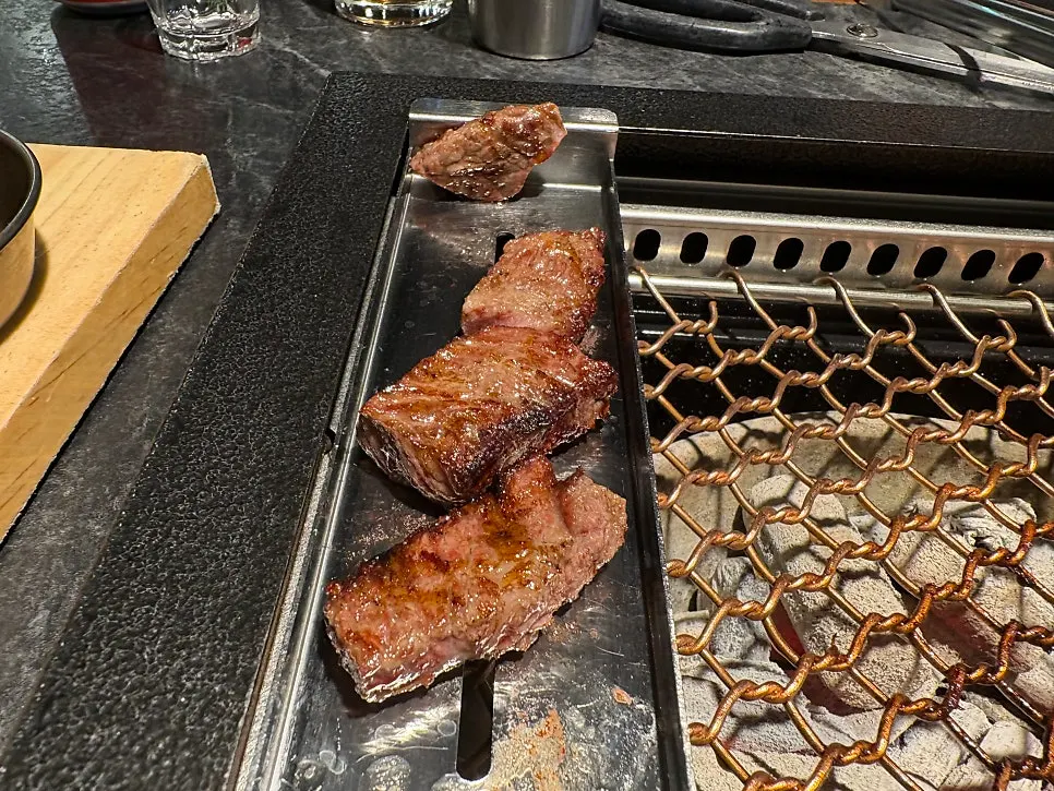 Assorted hanwoo finishing on the charcoal grill