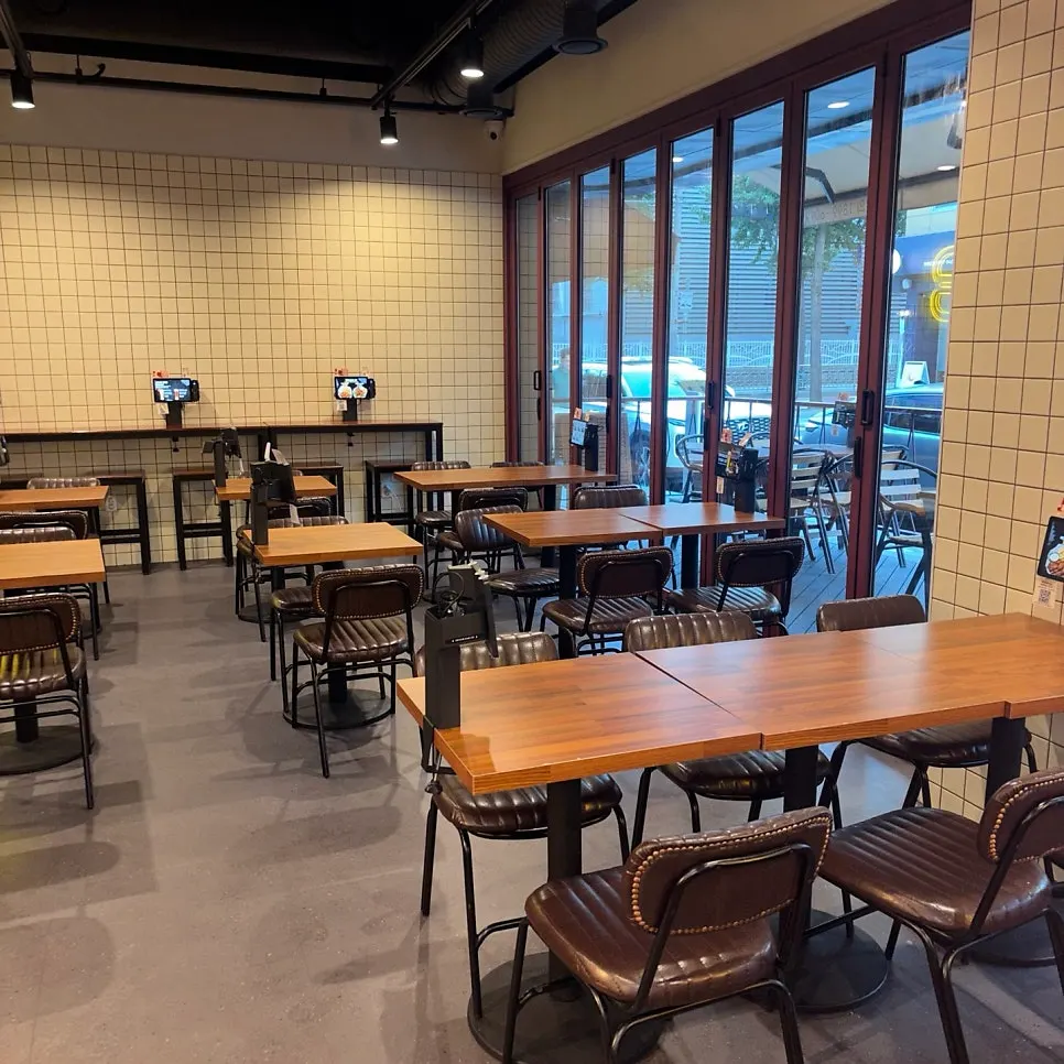 Restaurant tables in various layouts