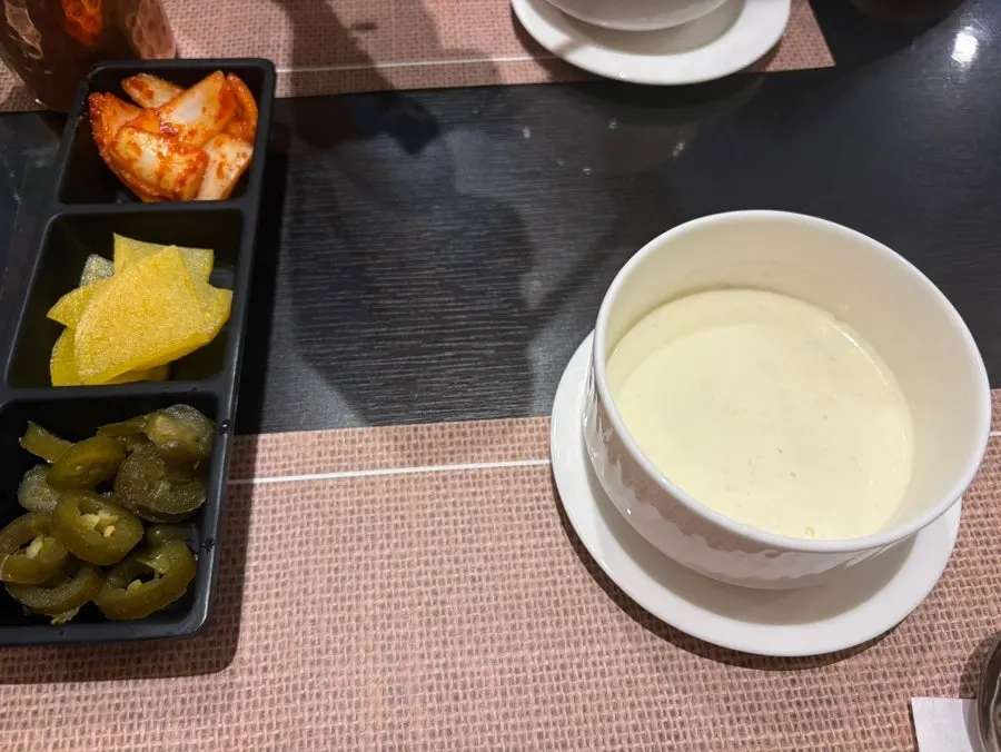C세트 상차림이 놓인 테이블