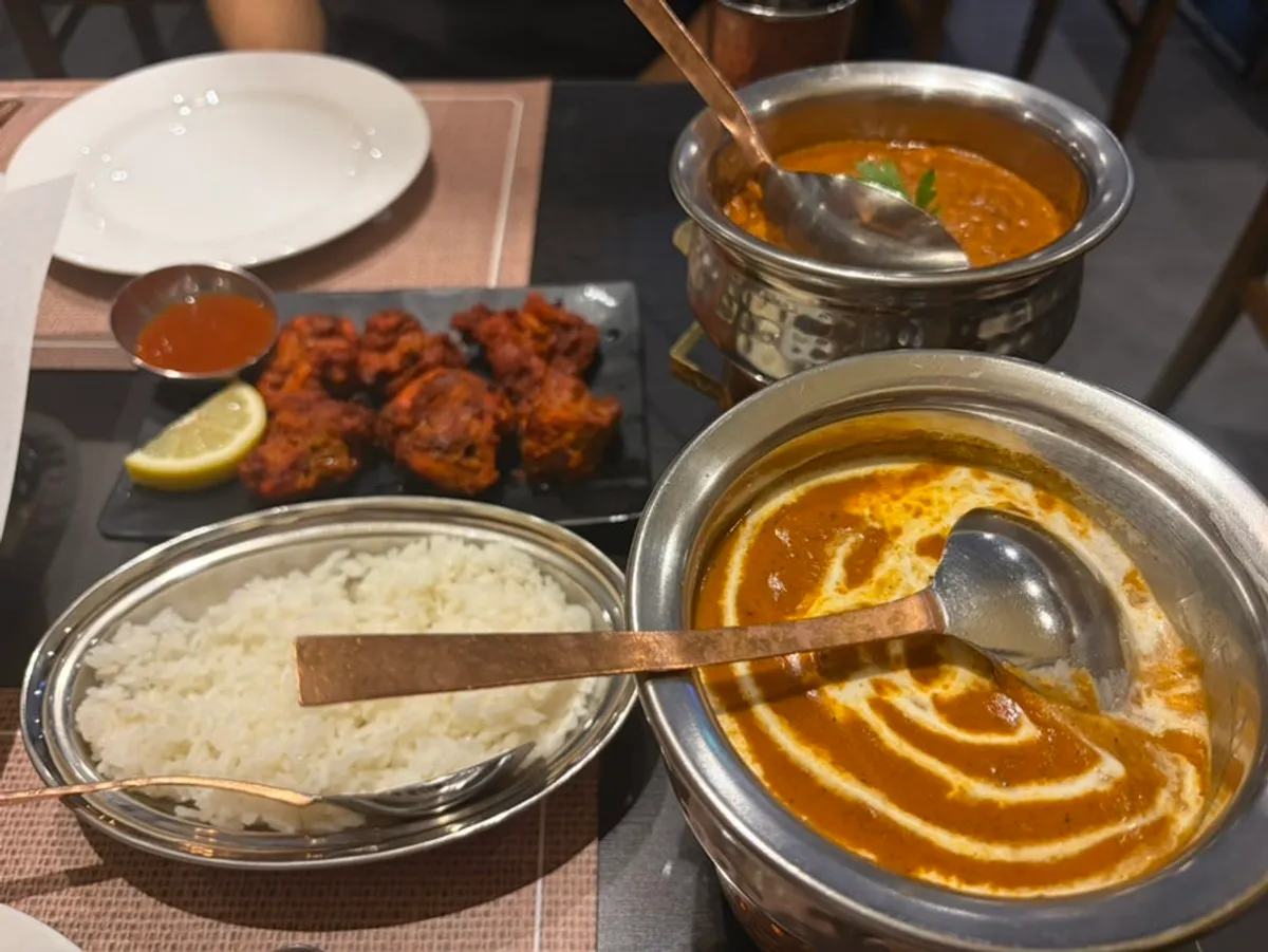 버터치킨과 치킨티카 마살라 커리 두 그릇