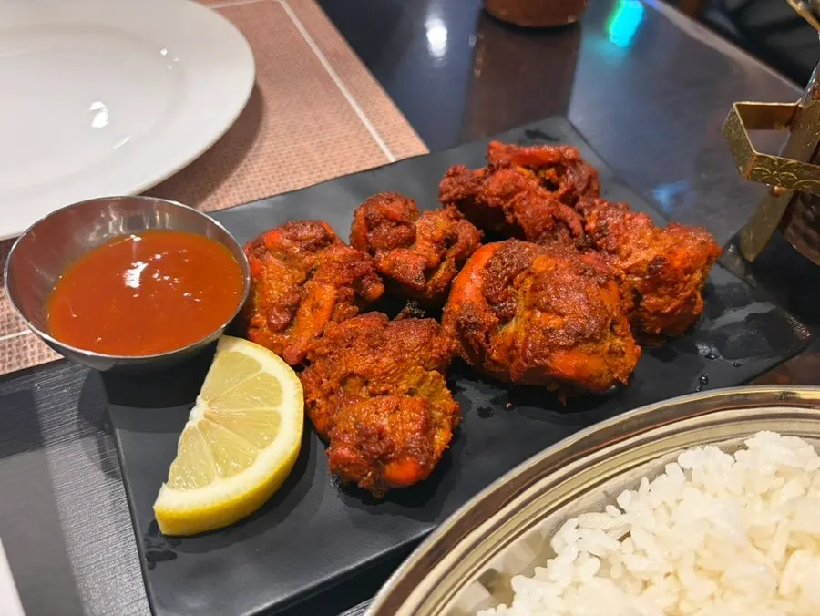 커리와 밥을 함께 담은 접시