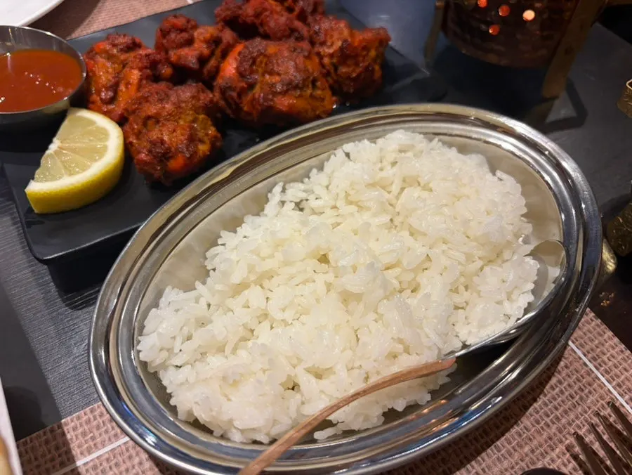 크기가 큰 기본 난과 밥