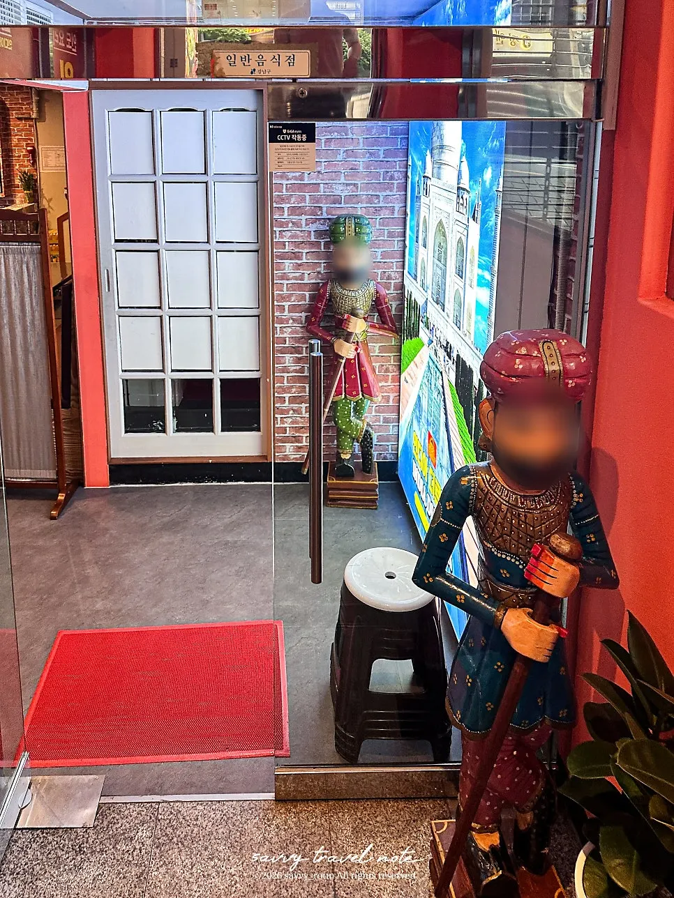 Photo zone with a human figure statue and palace mural
