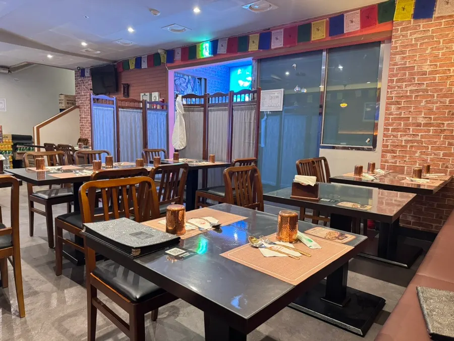 Pintu masuk restoran setelah menuruni tangga