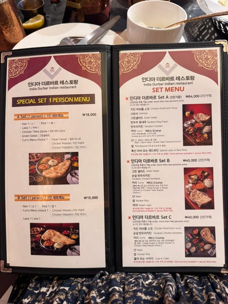 Buku menu berisi daftar set menu