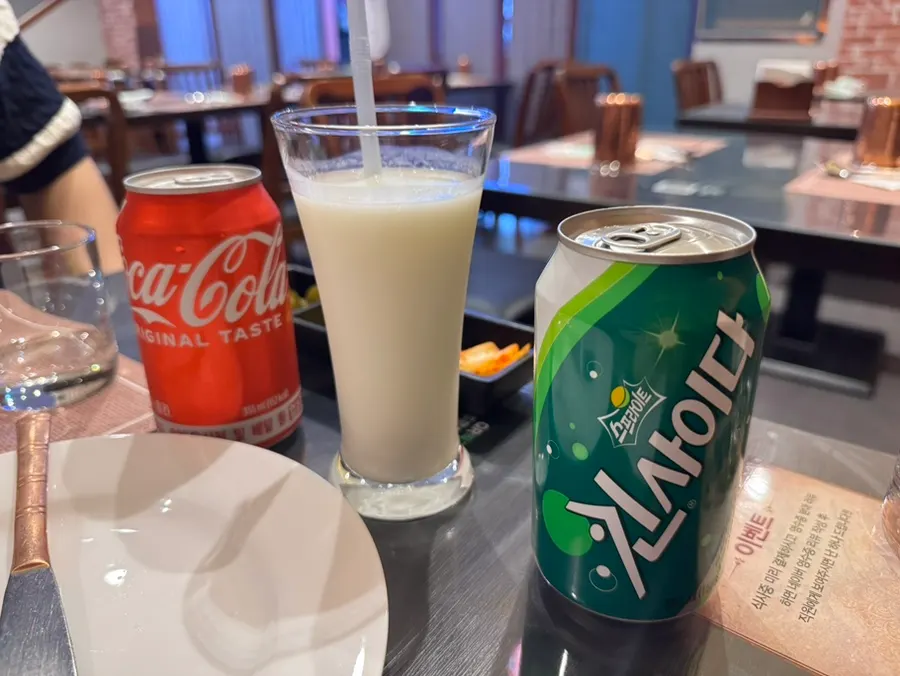 Lassi dan minuman soda tersaji di meja