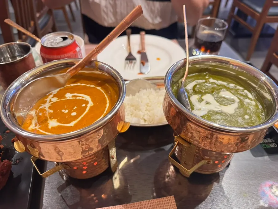 Meja tersaji lengkap dengan tandoori chicken