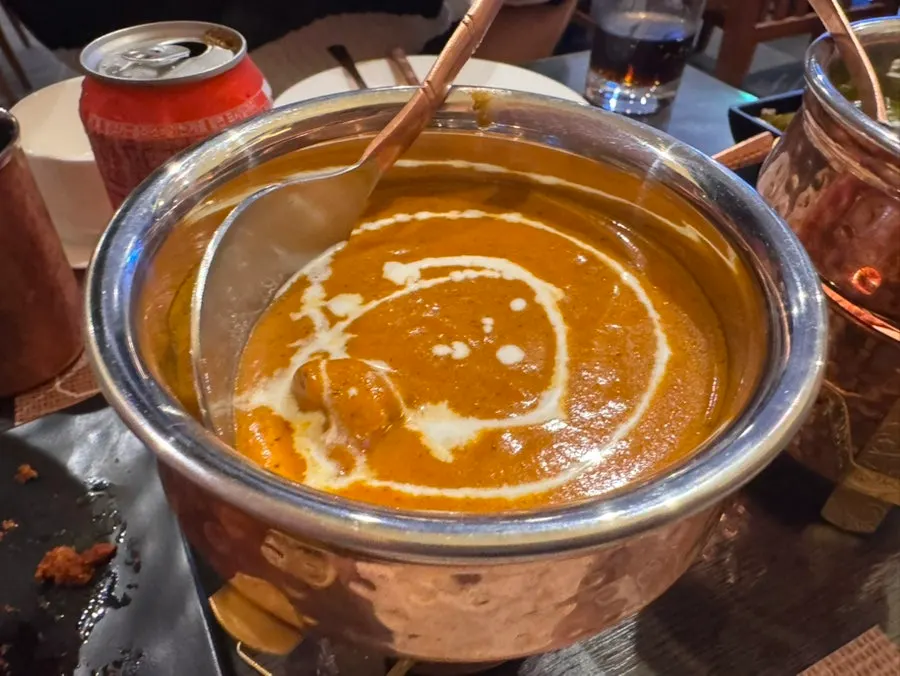 Close-up kari butter chicken yang creamy
