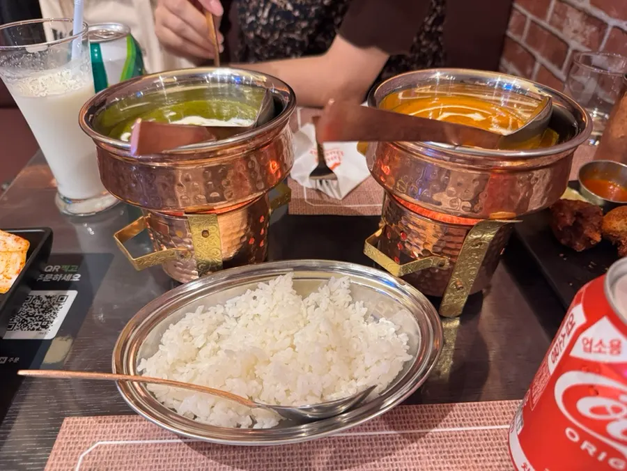 Dua jenis kari dan hidangan lengkap yang enak dimakan bergantian