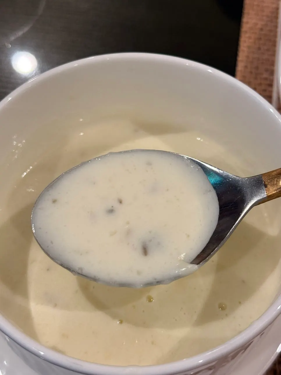 녹진한 치킨 머쉬룸 스프 한 그릇