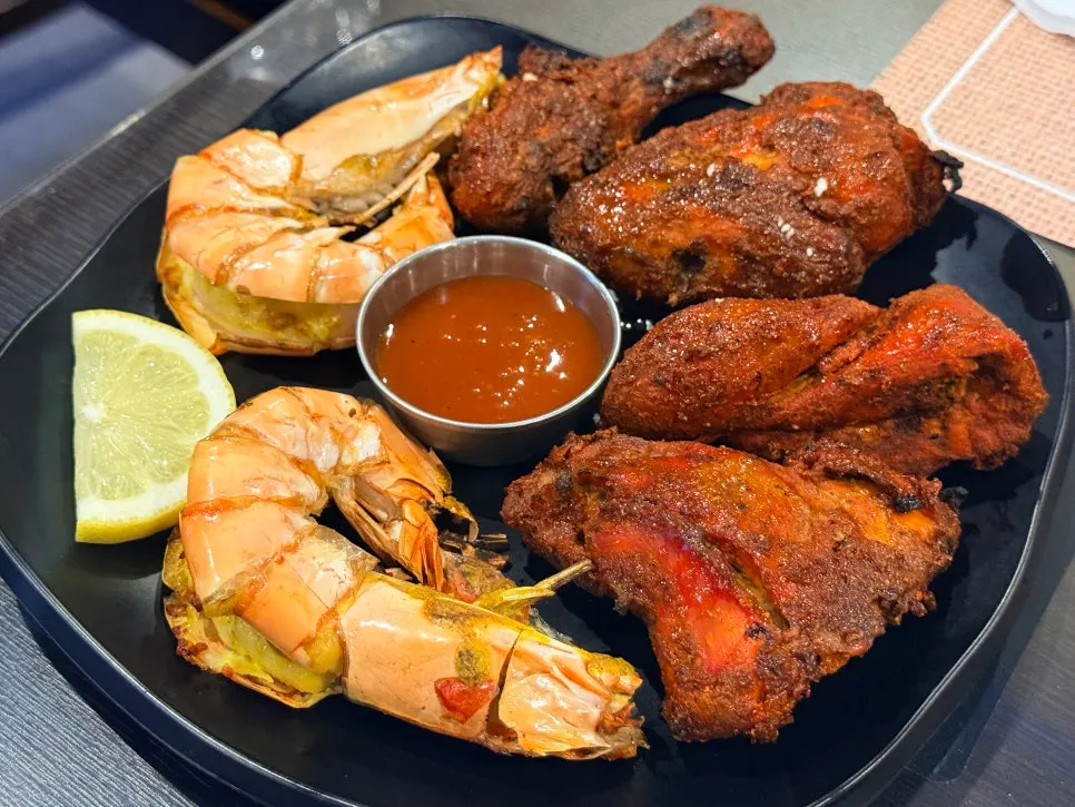 탄두리 치킨과 탄두리 왕새우 플레이트