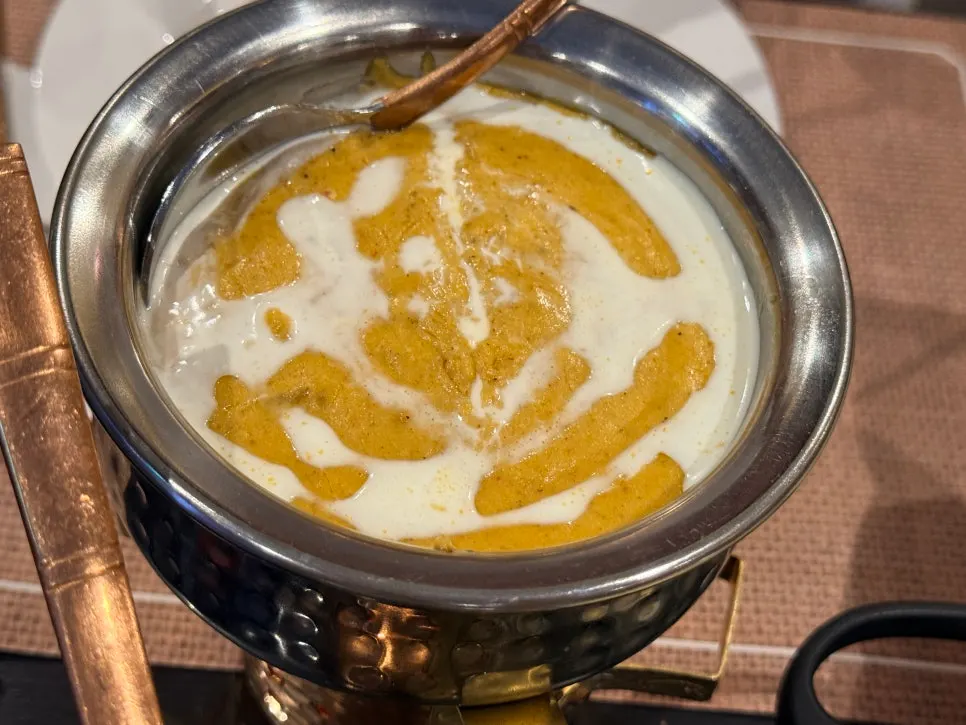 치킨 꼬르마와 프라운 마크니 커리 두 그릇
