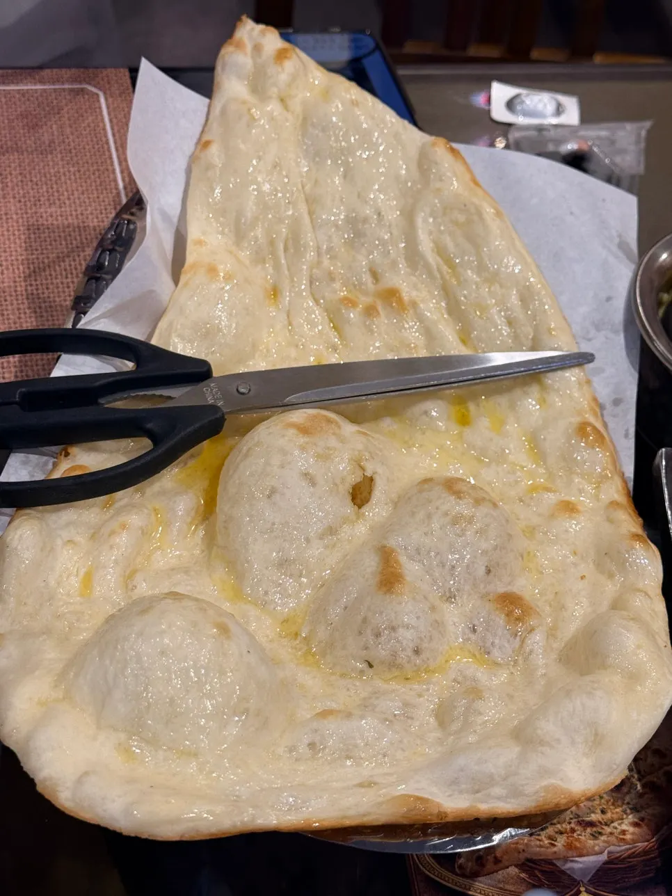 뽀동하게 구워진 버터 난