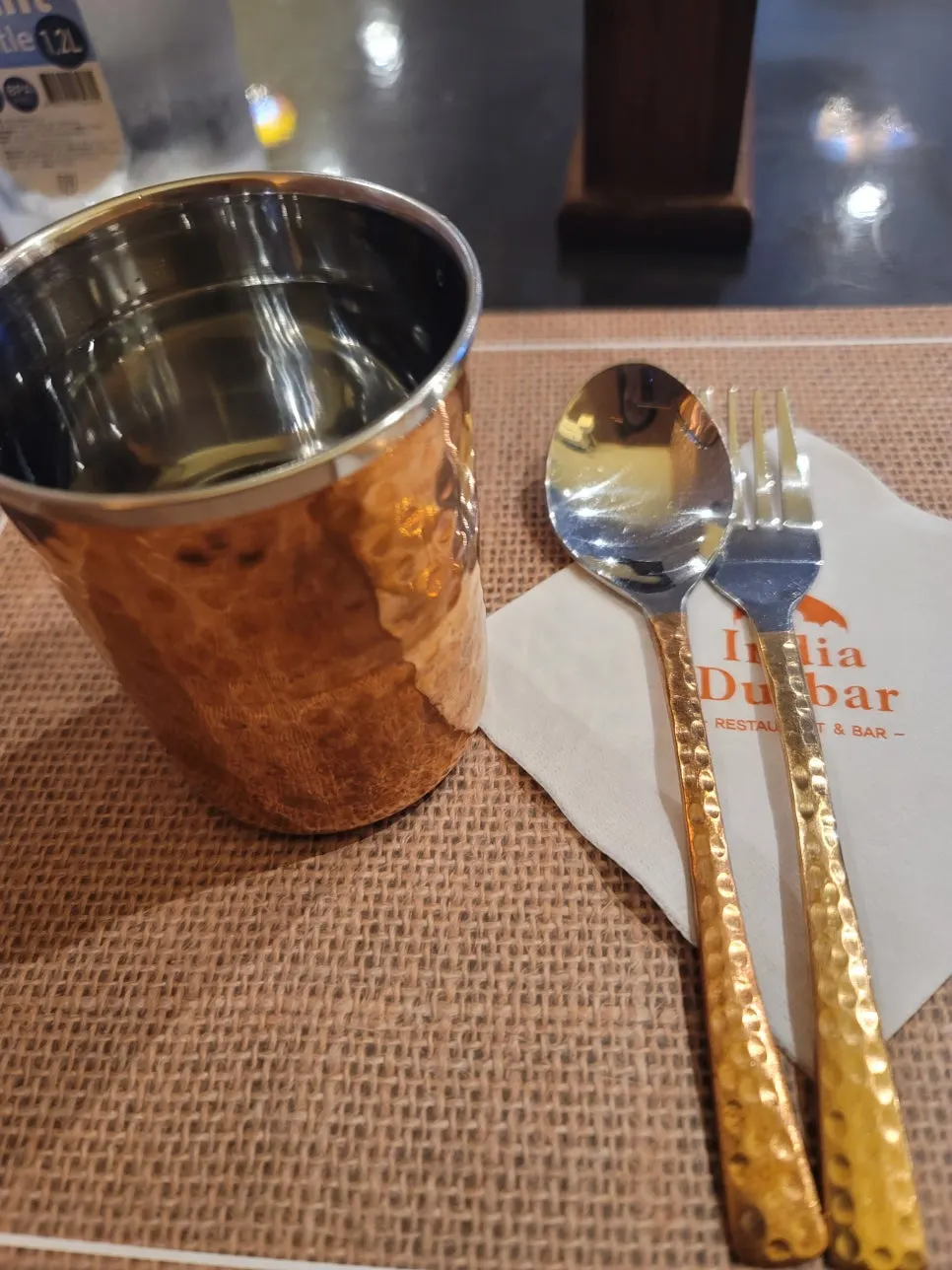 인도 스타일 식기가 놓인 테이블 세팅