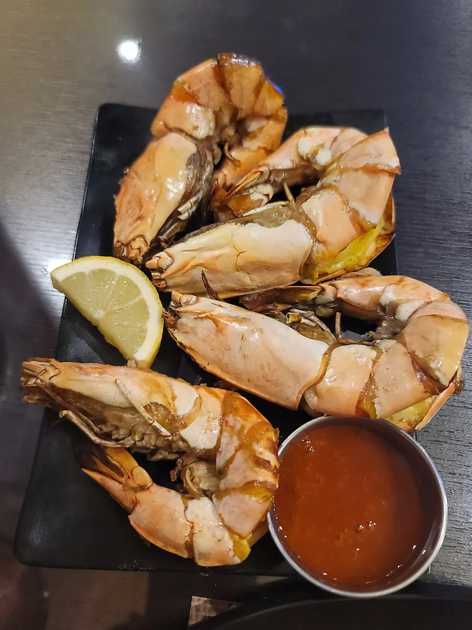 병아리콩 크래커에 매콤한 채소 토핑을 올린 마살라 파파드