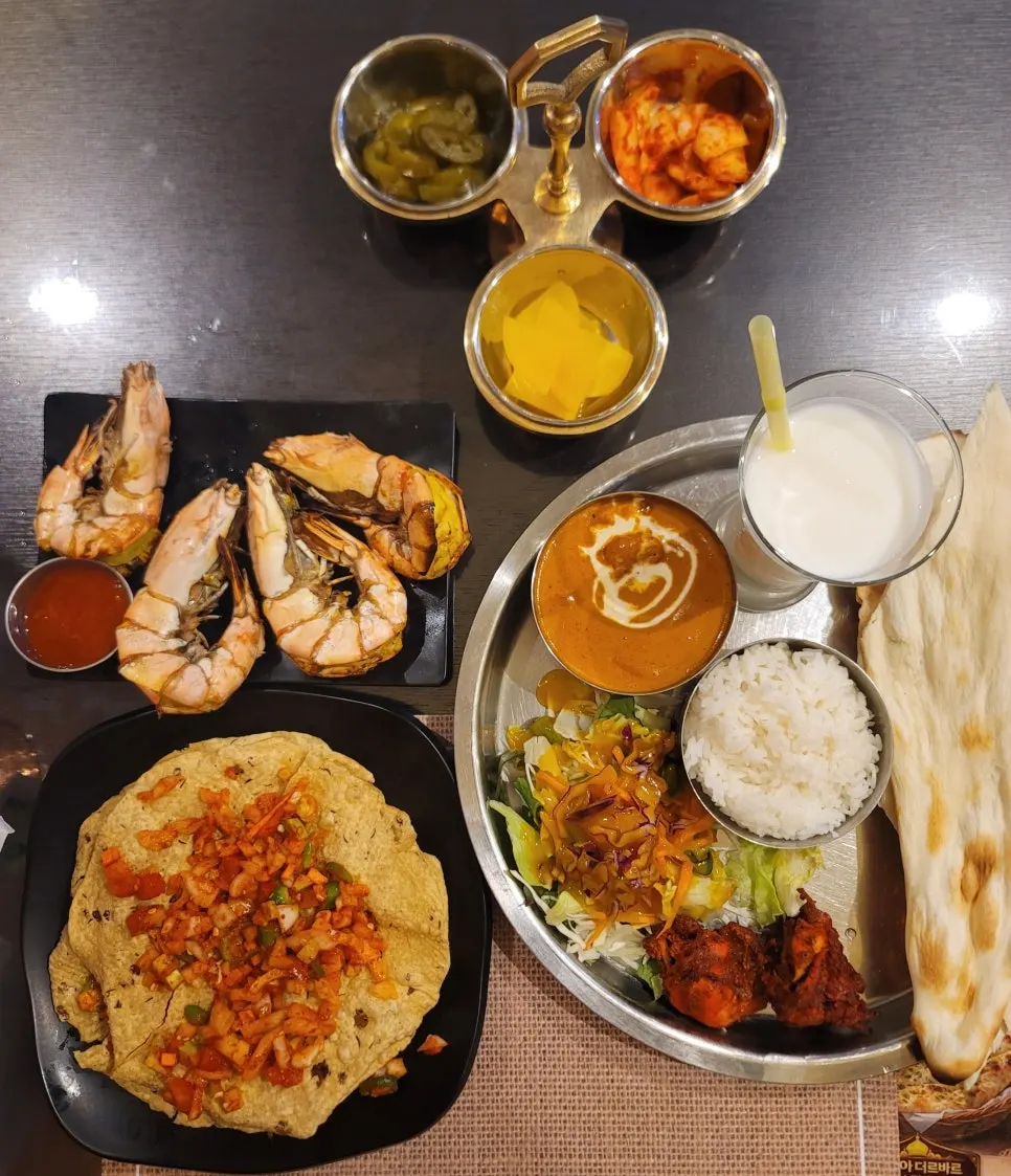 난과 밥, 라씨, 치킨, 샐러드가 나온 A세트 1인 세트메뉴