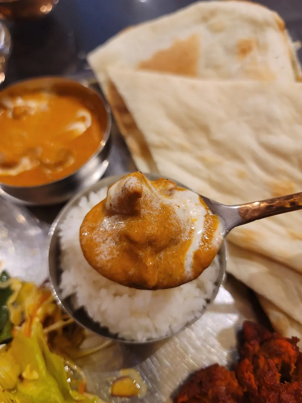 따끈한 난과 치킨 마크니 커리