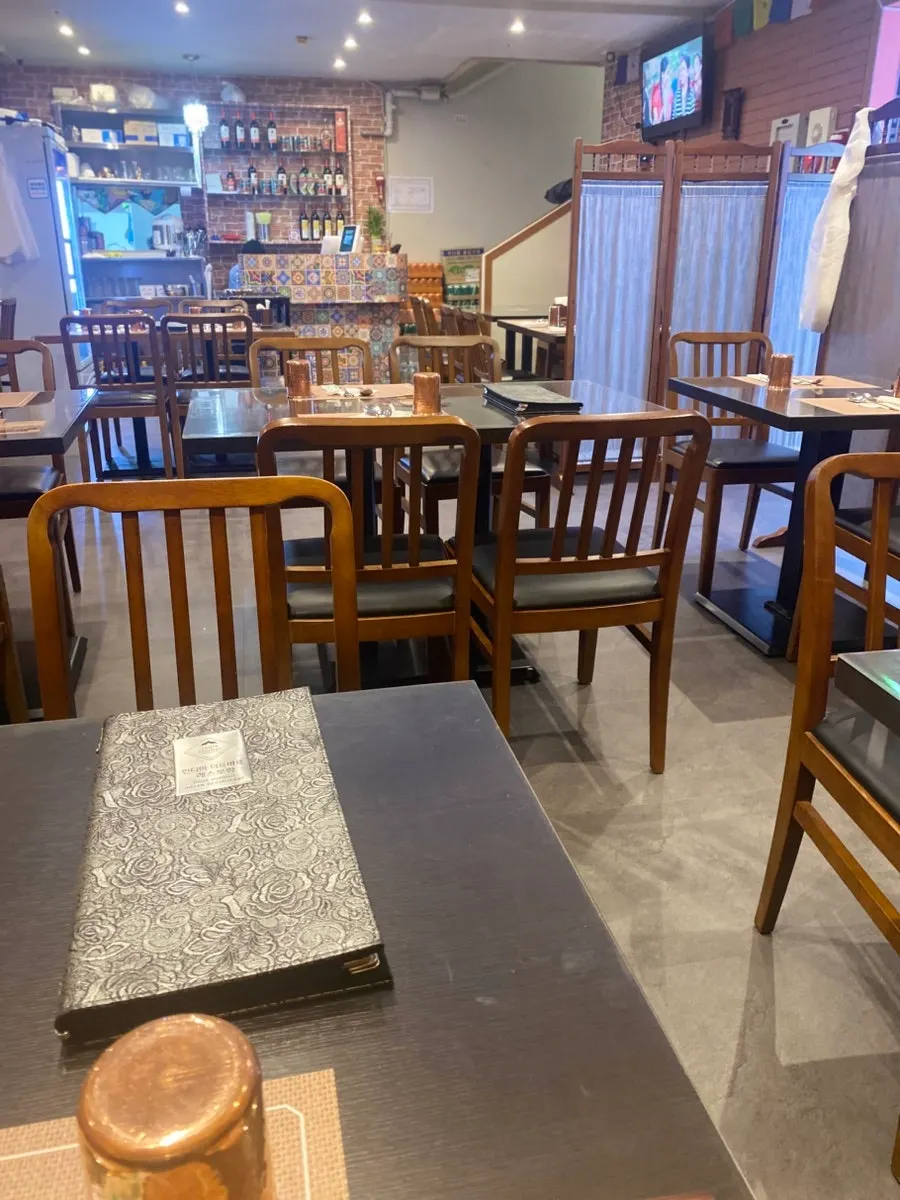 Atmosphere inside the Indian restaurant