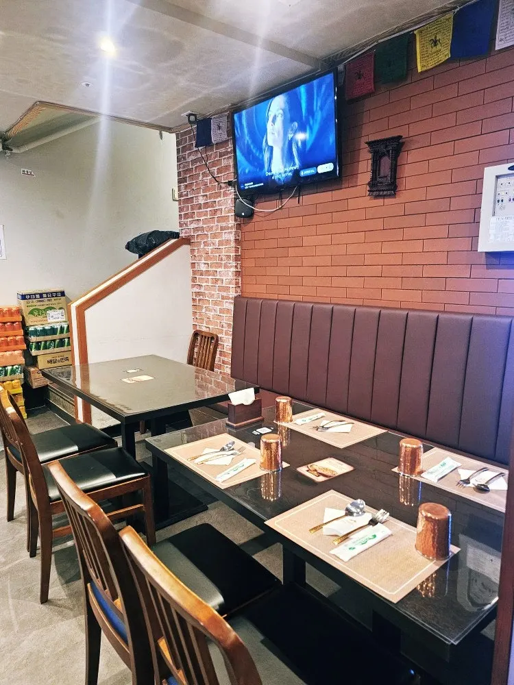 Seats with backrests at India The Durbar Samseong Station Branch