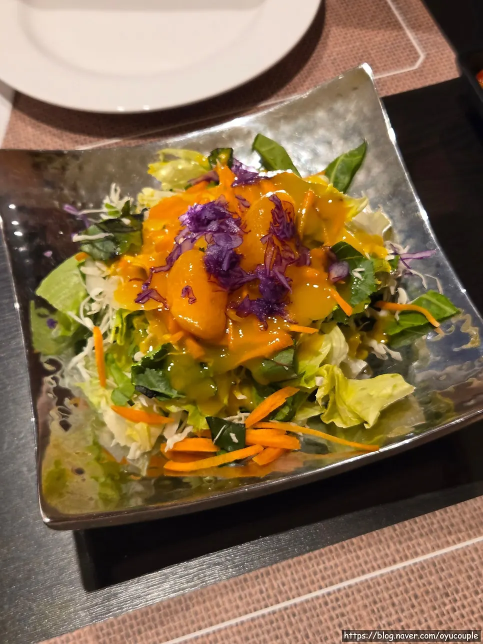 Green salad, the first dish served in Set B