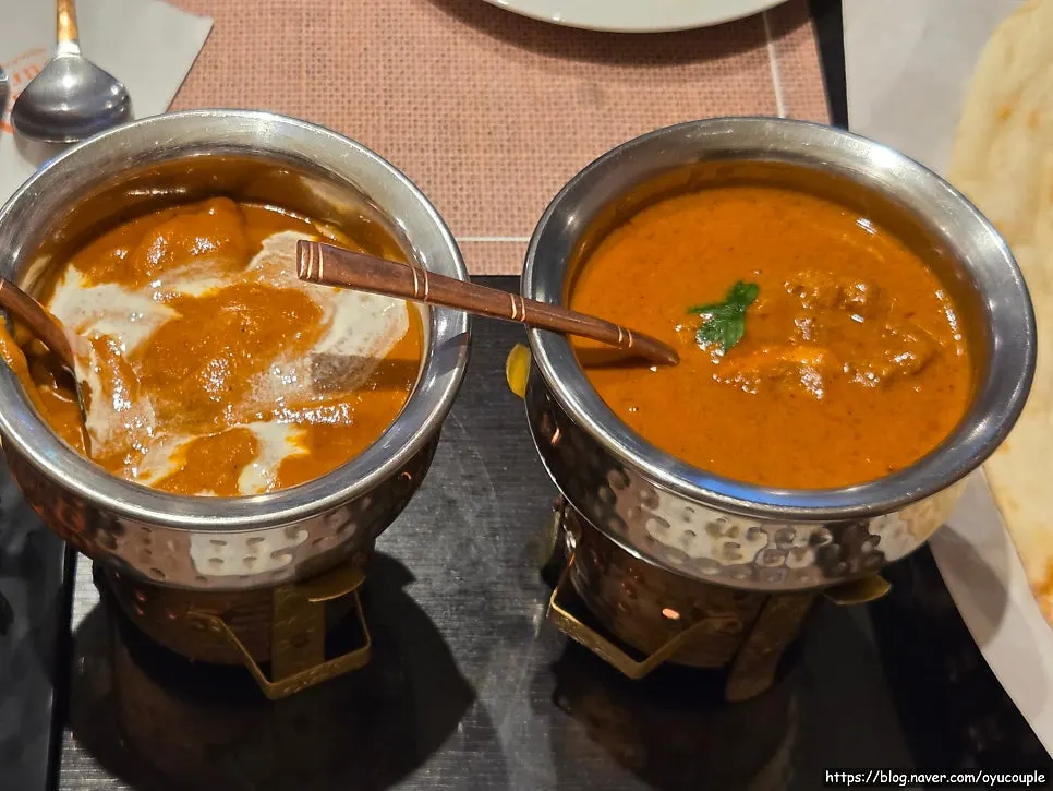 Table setting with the two main curries served