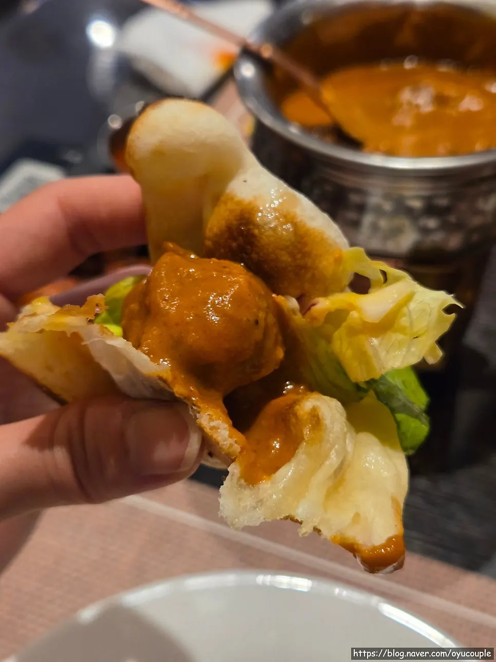 Naan topped with salad and tandoori chicken