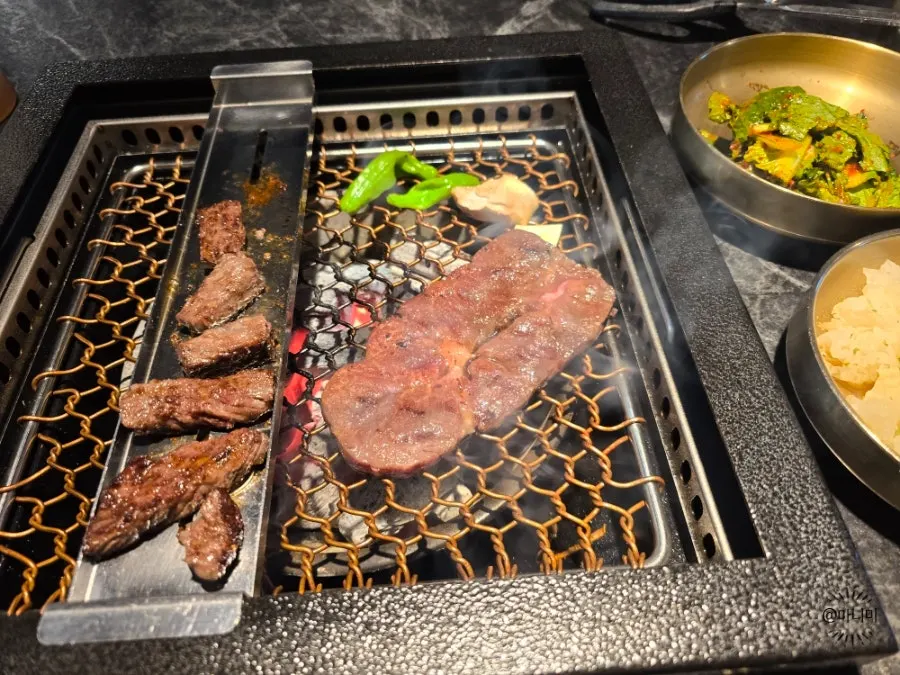구워진 한우 부채살 한 점