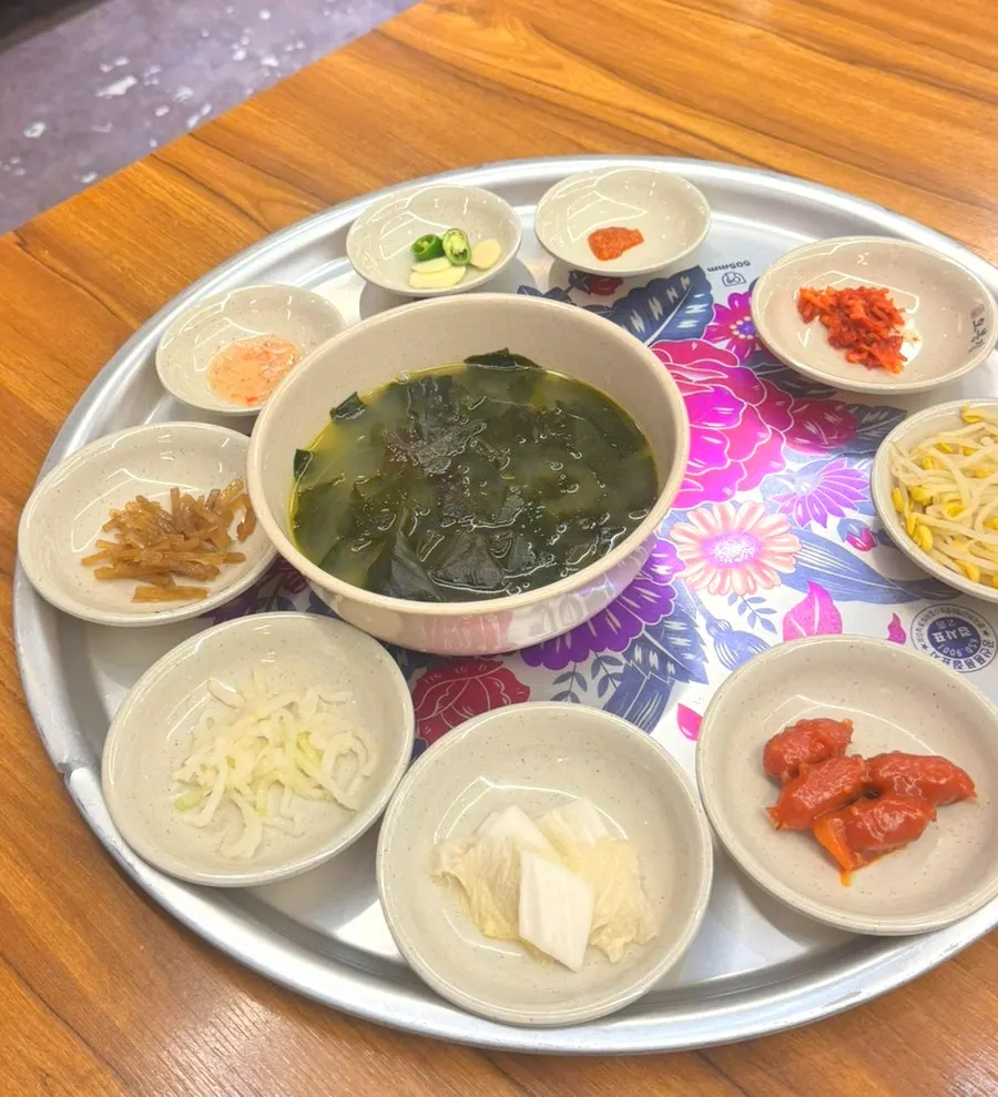 낙지 보쌈 라지 세트와 함께 나온 밑반찬