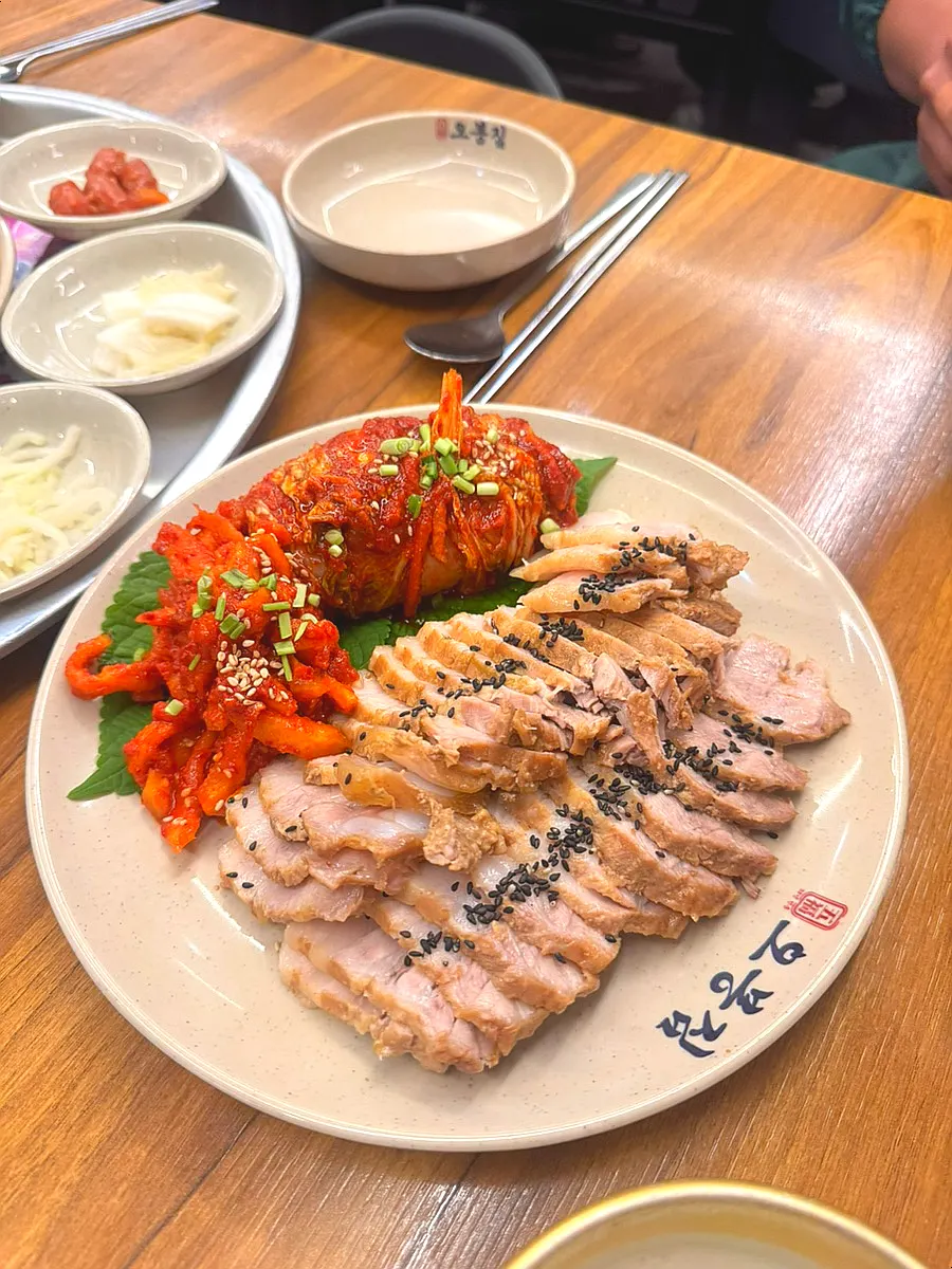 윤기 도는 오봉집 삼성점 보쌈 수육