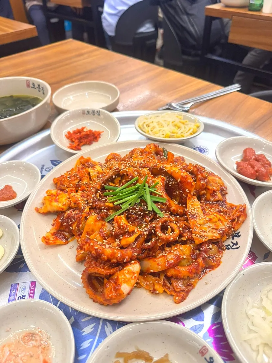 푸짐하게 담긴 직화 낙지볶음