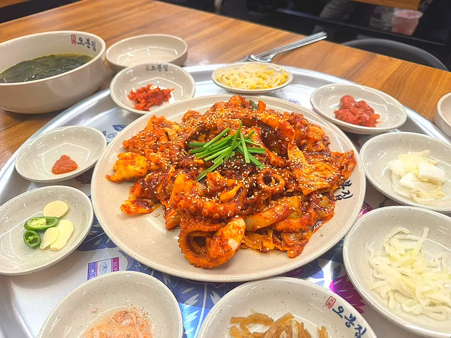 낙지와 보쌈에 곁들이는 사이드 반찬 한상