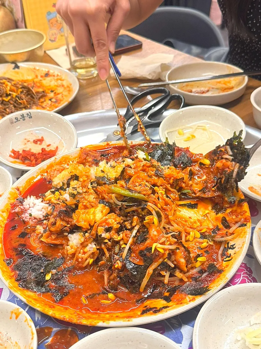 불맛 나는 매콤한 낙지볶음 접시