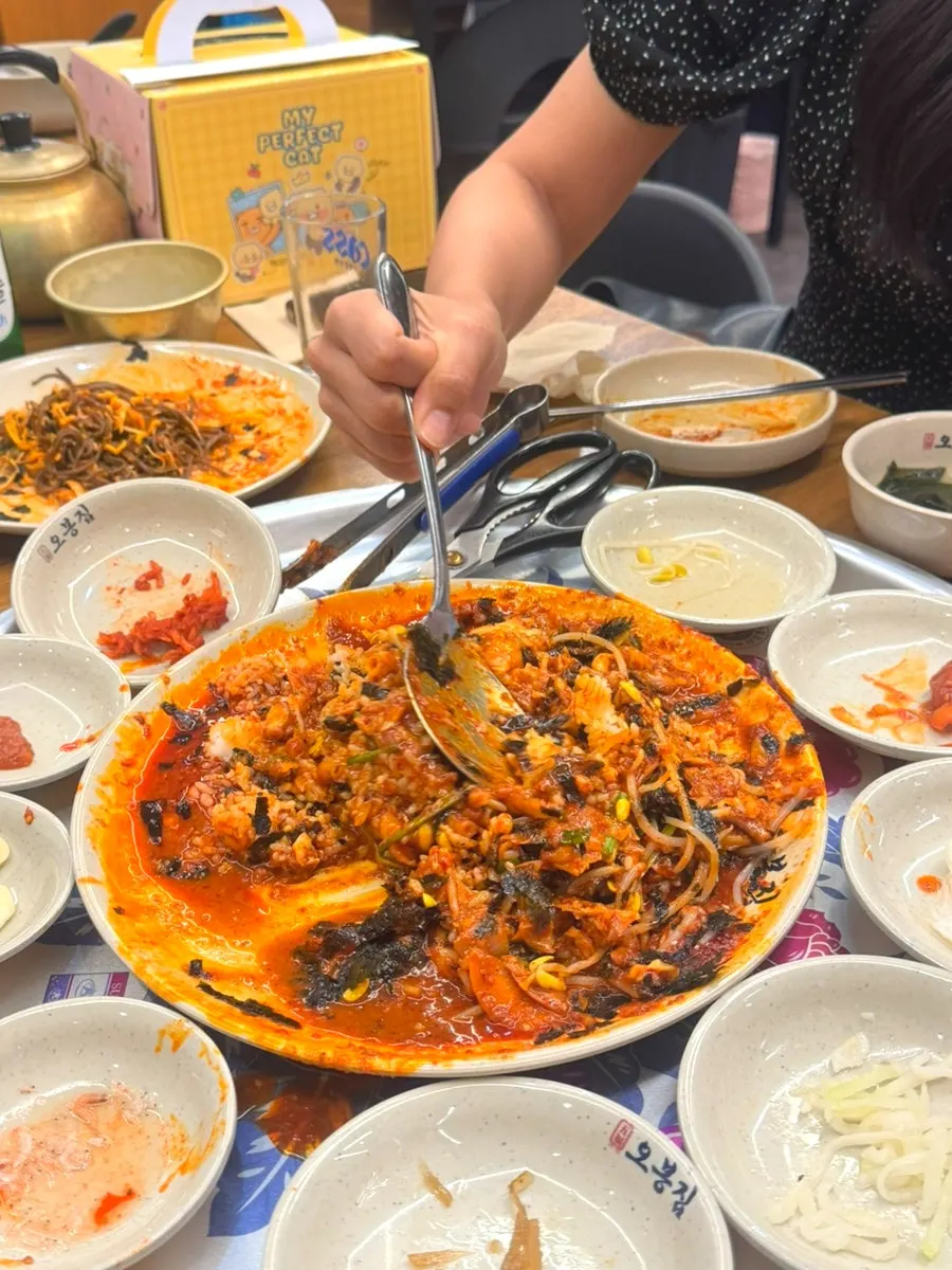 낙지볶음 소스에 참기름 김가루 넣고 비빈 밥