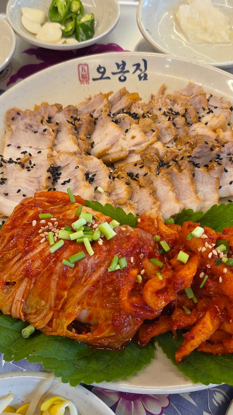 야들야들한 보쌈 수육 접시