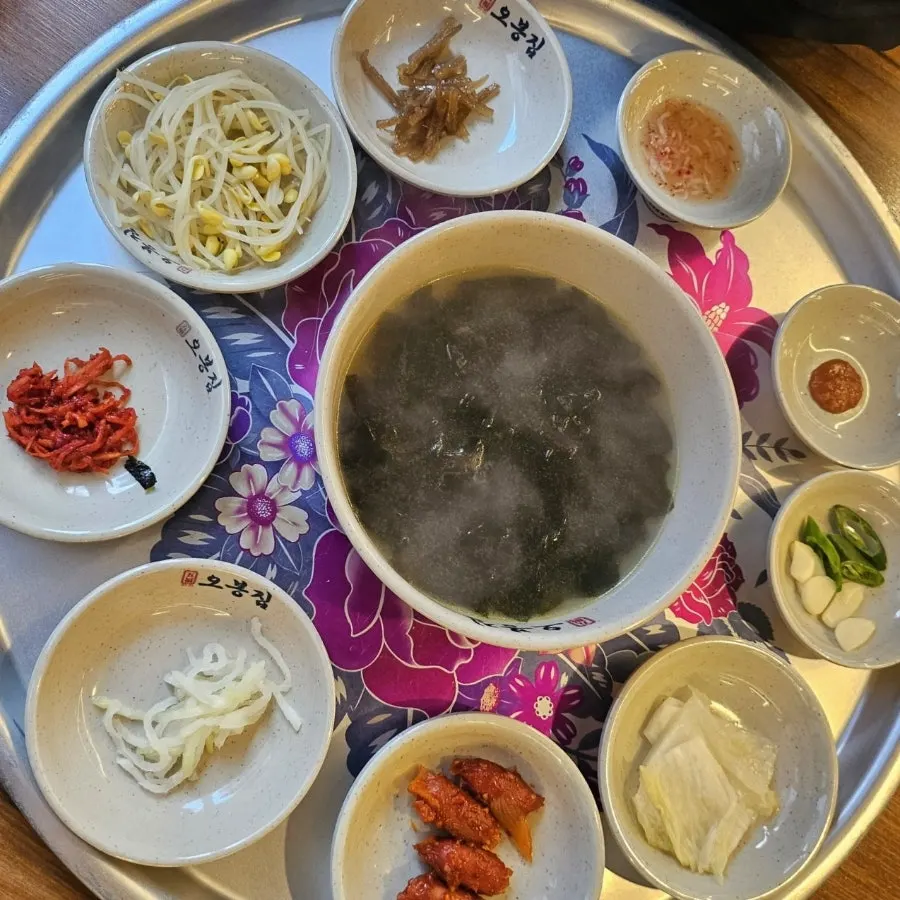 쟁반에 담겨 나온 오봉집 밑반찬 한가득