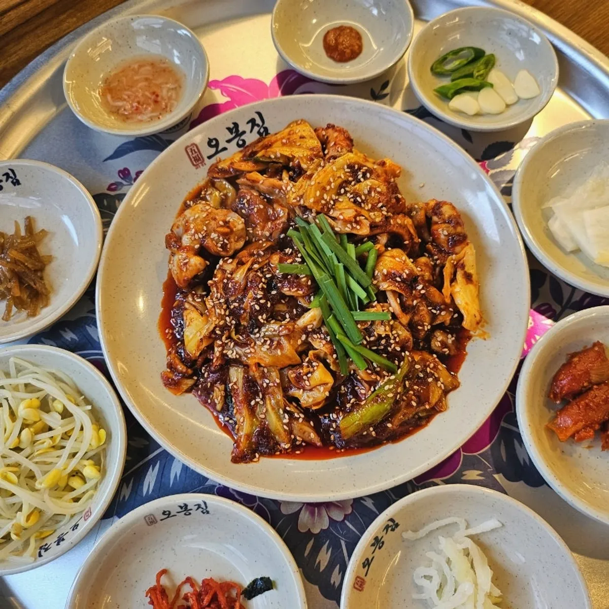 낙지볶음과 보쌈이 함께 차려진 낙지보쌈 실속세트 한 상