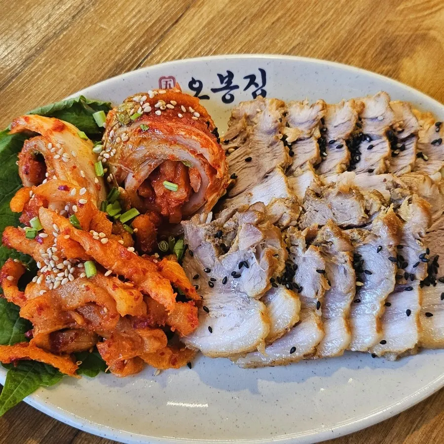 야들야들한 보쌈 수육 접시