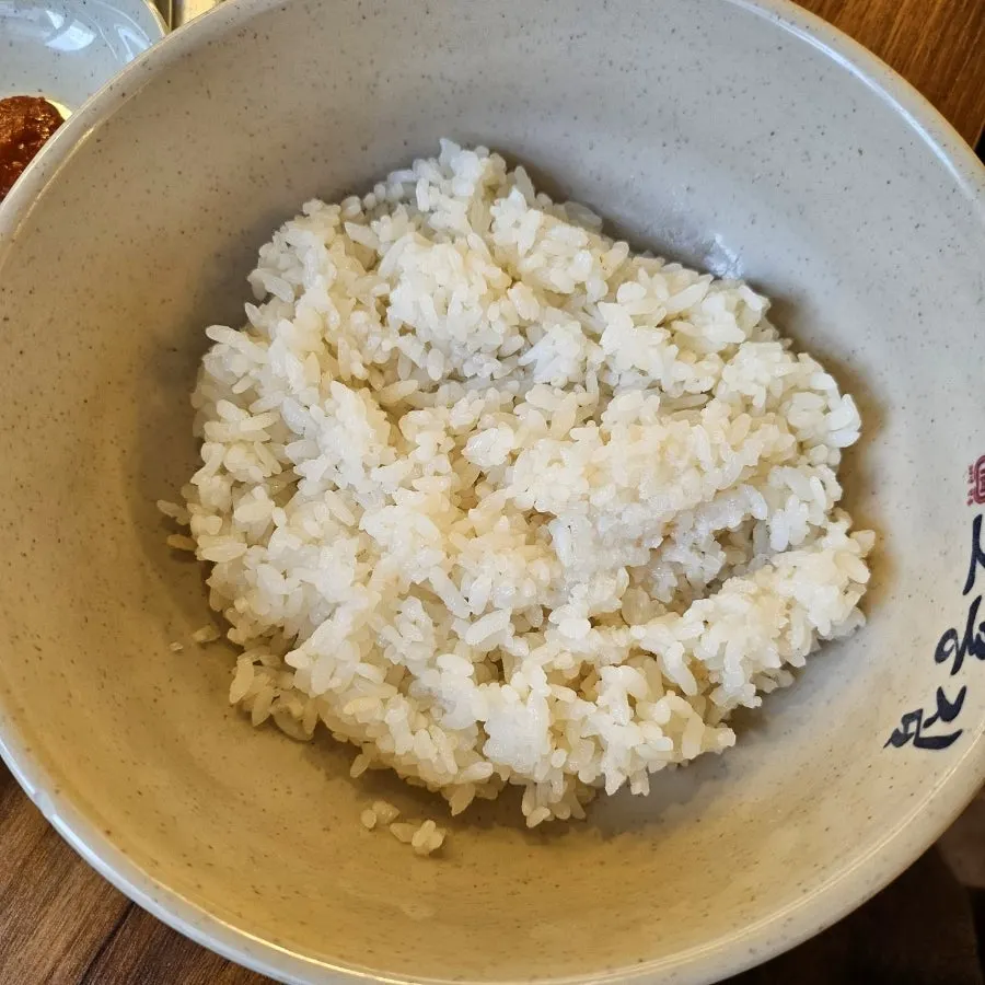 대접에 한가득 담겨 나온 공기밥