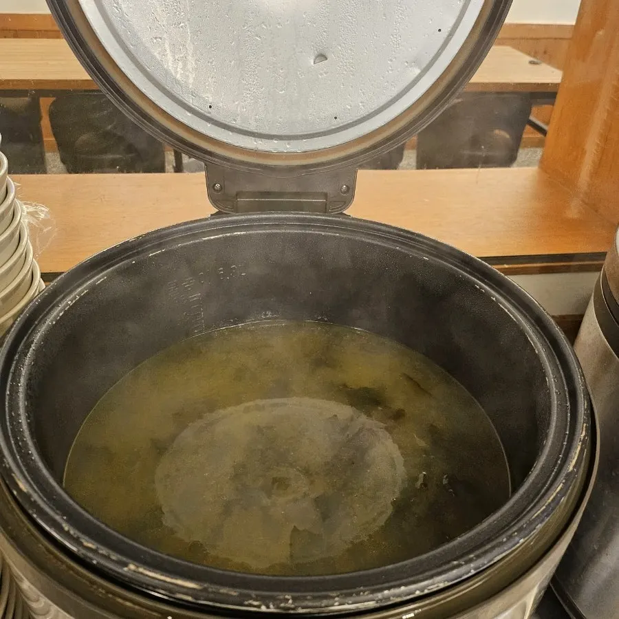 셀프바에 놓인 그릇과 반찬 구성