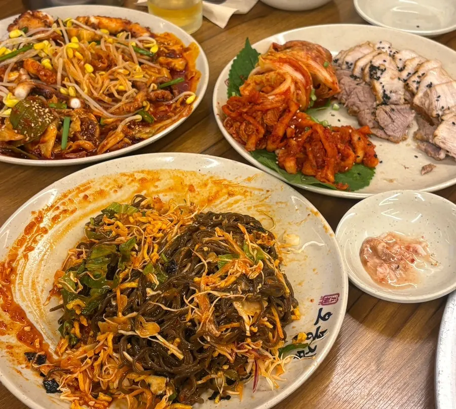 The full spread of the Nakji Obong Special set
