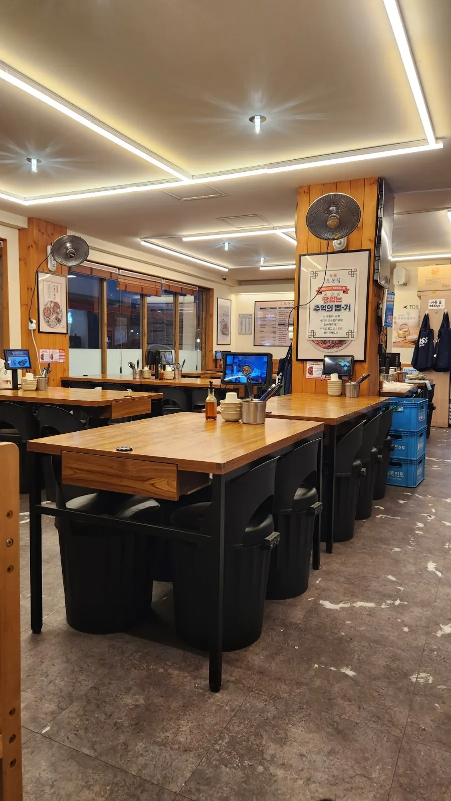 Clean interior of Obongjip Samseong Branch
