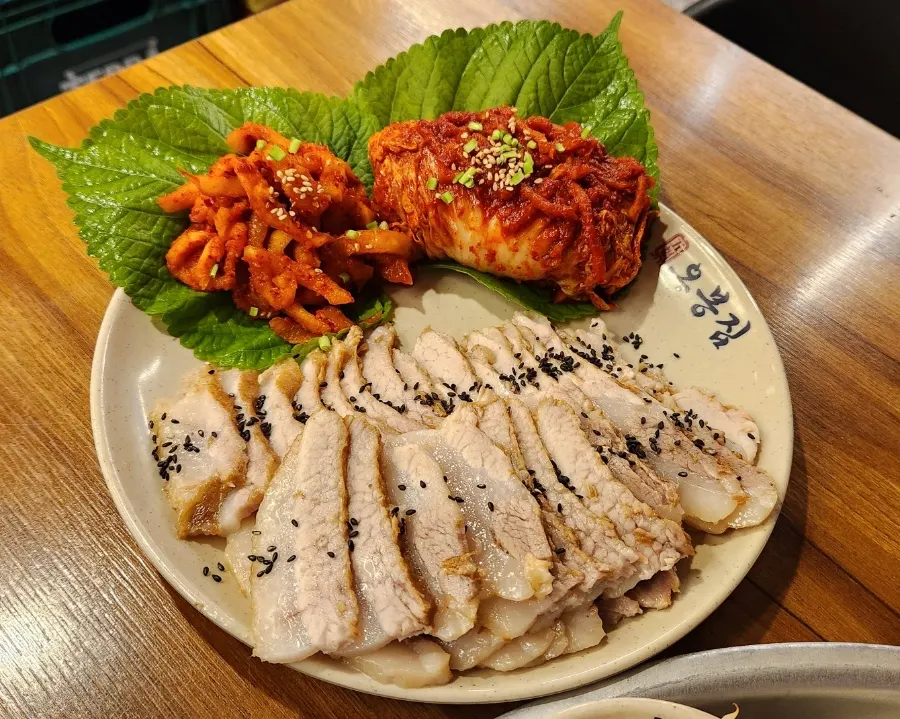 Side dishes including yeokguk soup and braised burdock root