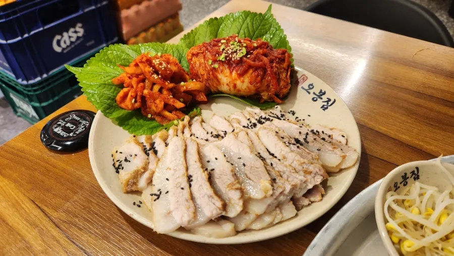 Obongjip bossam on a round tray