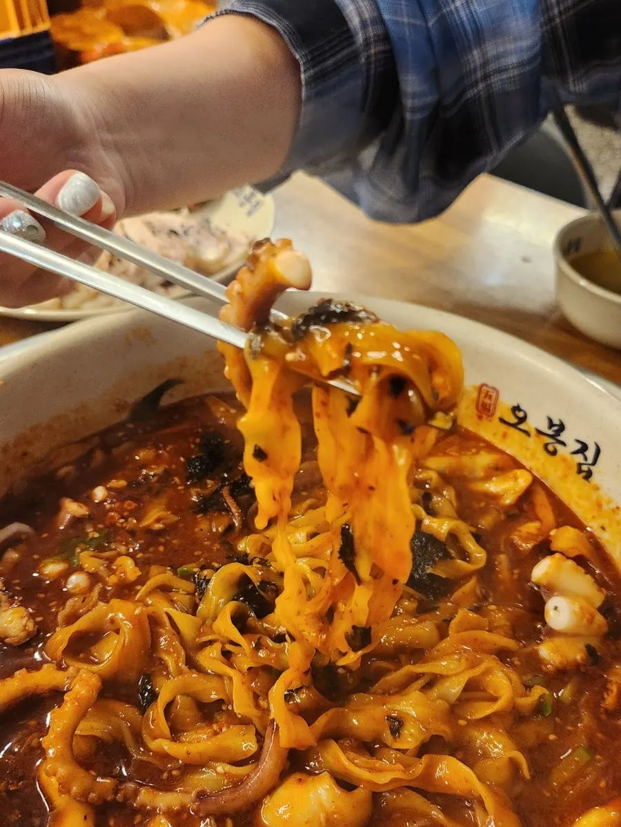 Plump octopus and knife-cut noodles