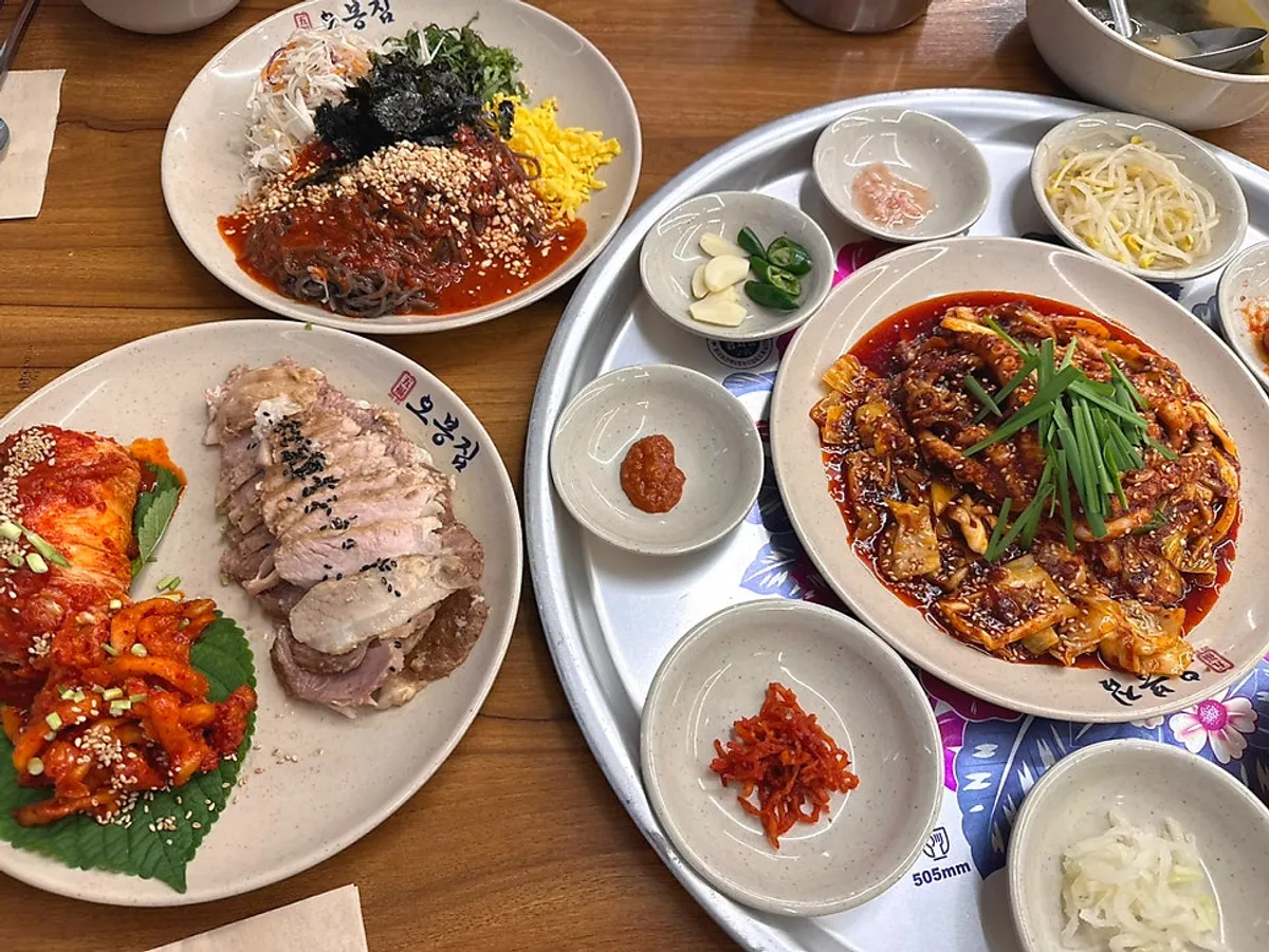 Basic side-dish spread at Obongjip