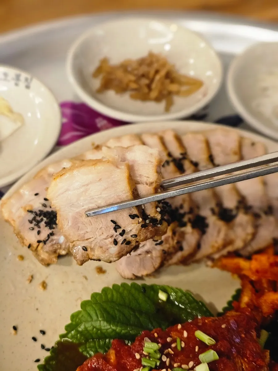 Geotjeori and mu-saengchae served alongside the bossam