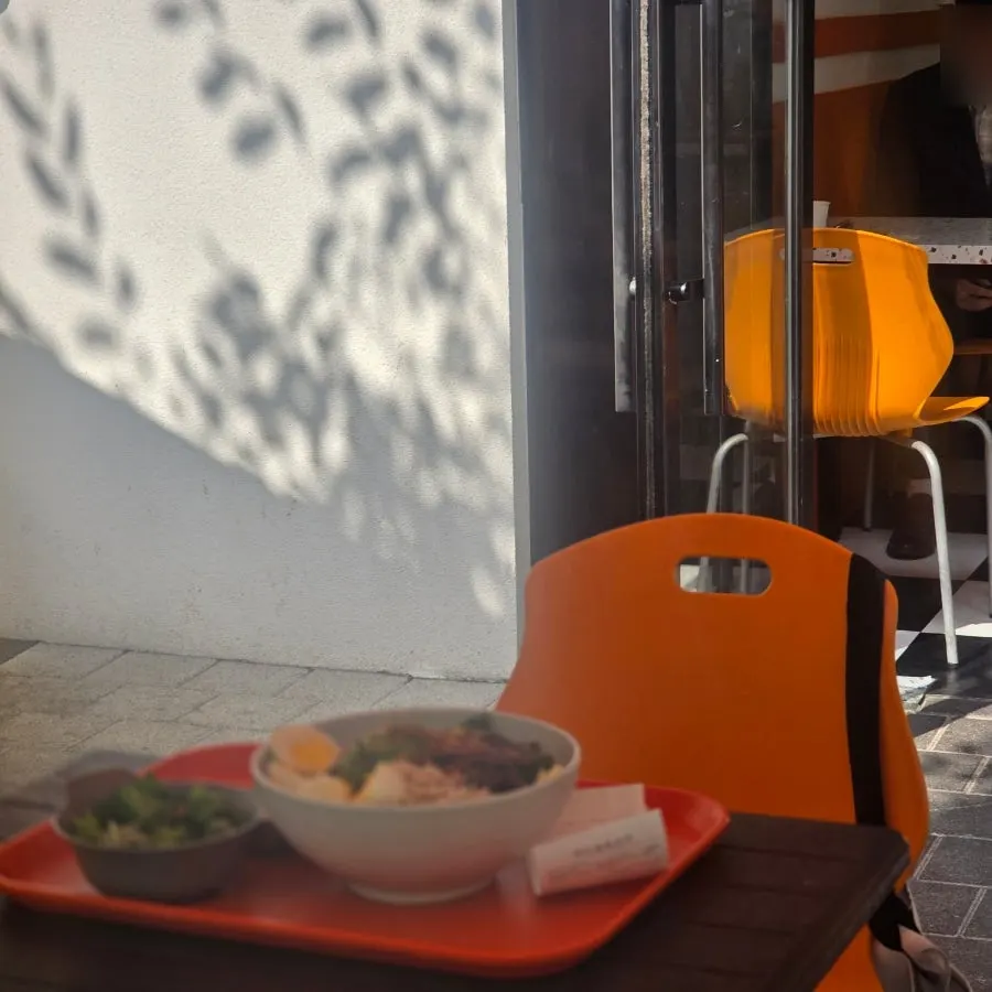 A terrace table at Ola Poke Samseong Branch after finishing the meal