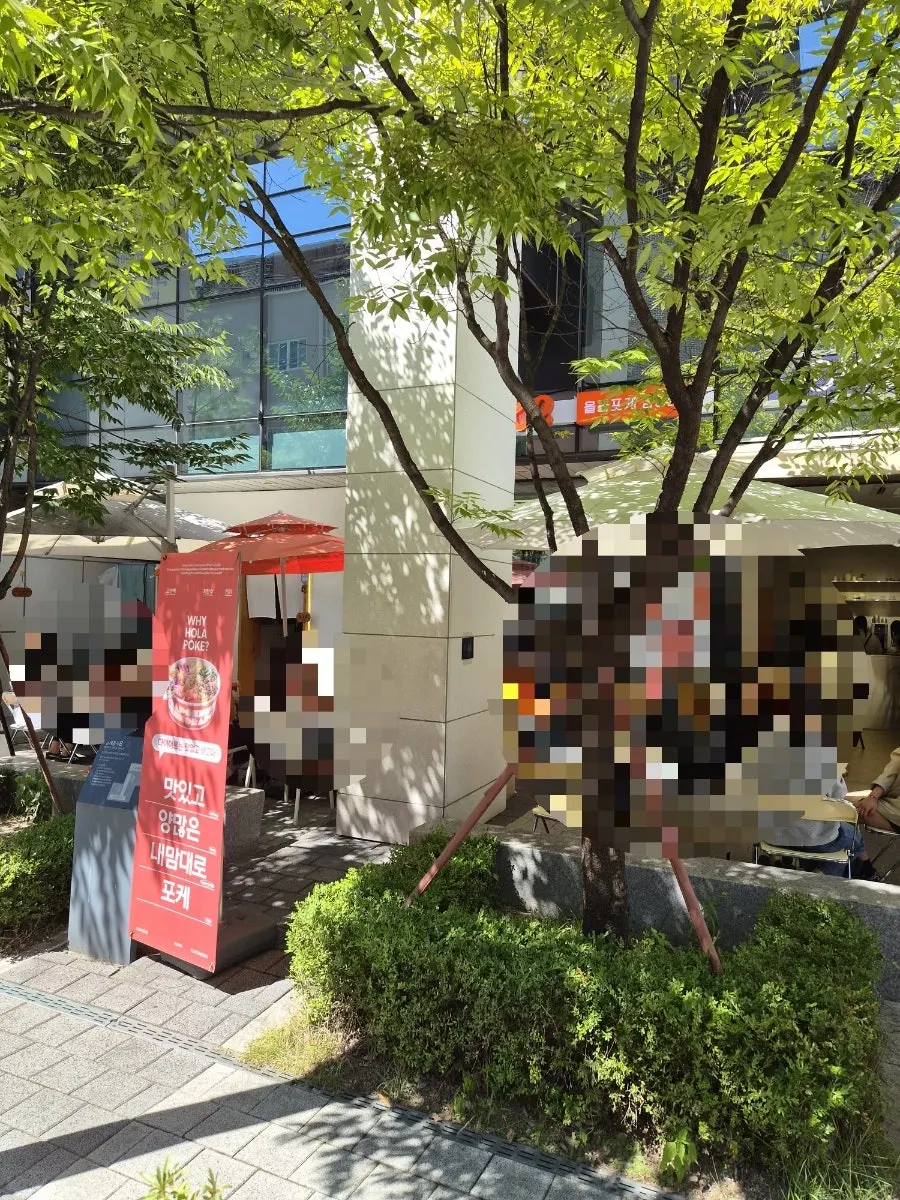 A poke bowl at Ola Poke Samseong Branch near Samseong Station