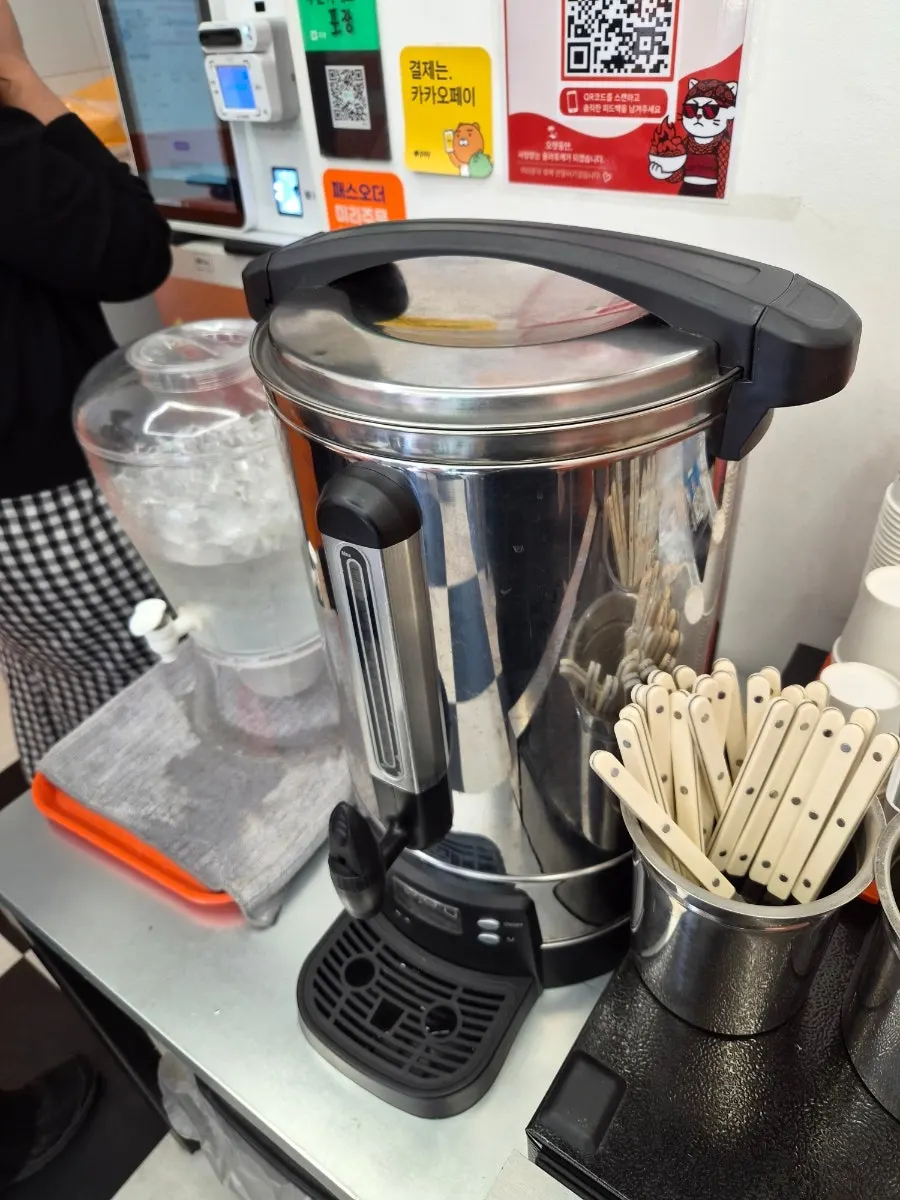 Self-service corner for water and utensils